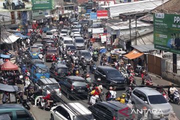 Padatnya jalur wisata Puncak Bogor saat libur imlek