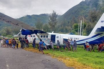 Pesawat SAM Air yang tergelincir di Beoga segera dibawa ke Jayapura