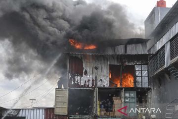 Kebakaran gudang penyimpanan kabel fiber optik di Jakarta