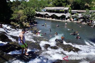 Liburan imlek di objek wisata alam Sumber Maron Malang