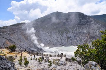 Album Asia: kunjungan wisata Tangkuban Perahu saat Tahun Baru Imlek