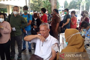 Ratusan masyarakat antusias ikut vaksinasi dosis empat di Balai Kota