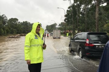 Polda Kepri menurunkan ratusan personel bantu warga terdampak banjir