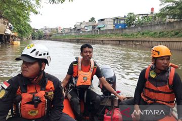 Tim SAR cari bocah yang diduga tenggelam di Kali Ciliwung Tebet