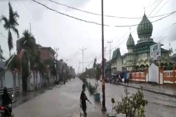 Kota Kualatungkal Jambi dikepung banjir rob