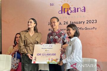 Re.juve gandeng Luna Maya serahkan donasi untuk Yayasan Drisana