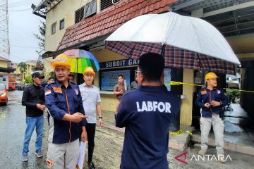 Puslabfor Polri olah TKP gedung Biro SDM Polda Kalsel yang terbakar