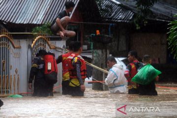 Polda Sulut-Basarnas evakuasi  warga  lokasi banjir di Ternate Tanjung