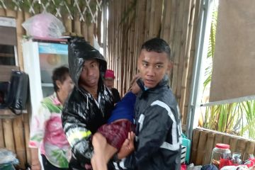 Lanud Sam Ratulangi Manado bantu evakuasi warga di bantaran sungai