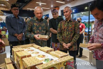 MenKopUKM dorong pengembangan industri oleh-oleh perluas pasar UMKM