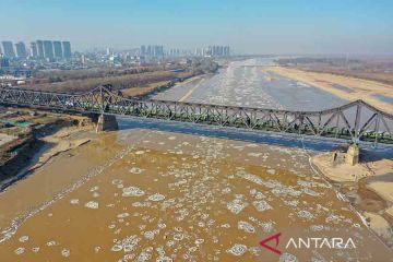 Bongkahan es terbawa di Sungai Kuning Jinan