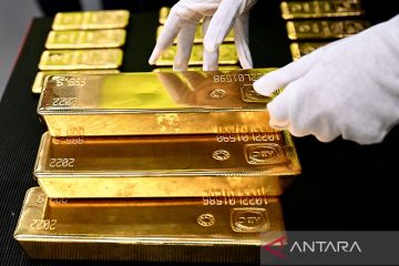 Emas merosot setelah Fitch pangkas peringkat kredit pemerintah AS