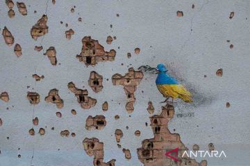Karya seniman jalanan di bangkai tank Ukraina