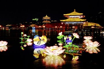 Potreti gemerlap cahaya lampu dan lampion di Xi'an, China