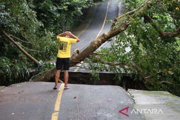 Tanah longsor menyebabkan jalan putus dan kerusakan di Sabang