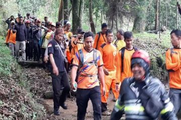 Seorang pendaki yang meninggal di Gunung Lawu dievakuasi tim SAR