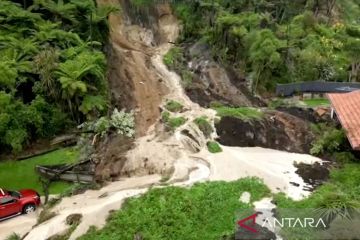 Bencana tanah longsor akibat banjir di Auckland