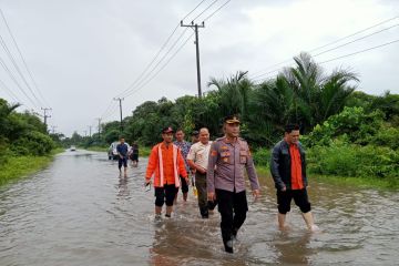 Tim gabungan Bangka Barat bantu warga tangani banjir sejumlah lokasi