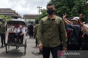 Ibu Negara Iriana Joko Widodo naik becak ke Pasar Beringharjo