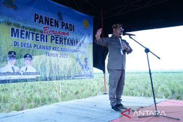 Mentan pantau panen raya di Karawang, pastikan kondisi beras aman