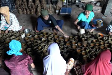 Melihat proses pembuatan kue keranjang khas Imlek