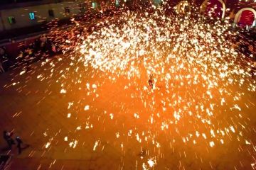 Pertunjukan kembang api besi cair digelar di Mizhi