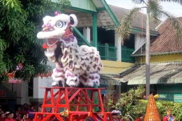 Sambut Imlek, ratusan siswa bagikan angpau ke barongsai