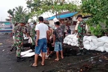 Air laut naik, BPBD Halut bangun talud penahan ombak di Pantai Tobelo