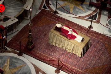 Tempat peristirahatan terakhir Paus Benediktus disiapkan