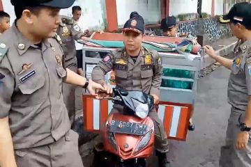Satpol PP Pandeglang tertibkan PKL di jalan protokol