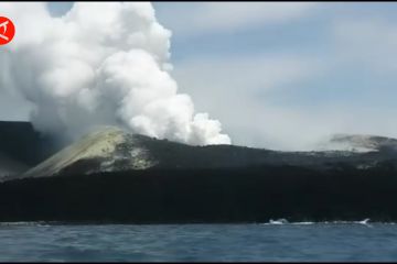 Gunung Anak Krakatau erupsi, nelayan diimbau menjauh dalam radius 5 km