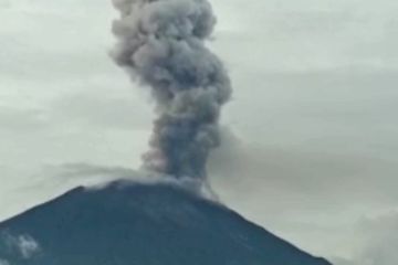 Gunung Kerinci erupsi, Gubernur Jambi minta siap siaga