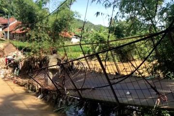 Jembatan putus dan rumah tertimbun longsor di Majalengka