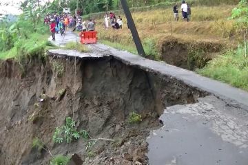 Longsor putus akses jalan di Temanggung, pembangunan terus diupayakan