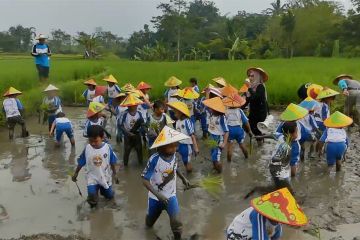 Mengenalkan dunia pertanian kepada anak di Agro Eduwisata Putat