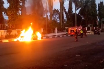 Mobil sedan terbakar di depan Pendopo Bupati Pandeglang
