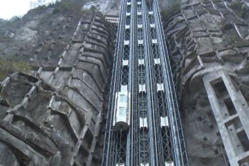 Pengalaman futuristik saat menjajal lift tebing di Chongqing, China