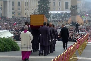 Peti mati Benediktus diusung ke altar Santo Petrus