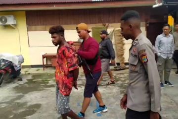 Polisi menangkap pelaku pembakaran warga di Sorong