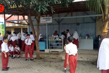 PPKM dicabut, pedagang kantin sekolah di Tangerang kembali berjualan