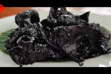Sajian kuliner cumi goreng hitam sambut perayaan Imlek 2574 di Babel