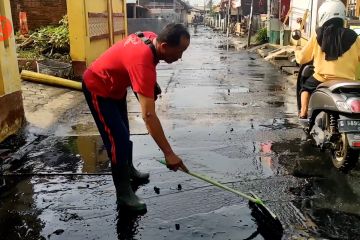 Banjir Pekalongan mulai surut, warga bersihkan sisa sampah banjir