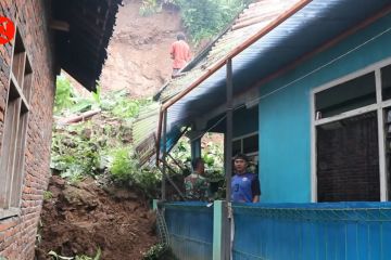 Tebing setinggi 25 meter longsor, dua rumah warga Temanggung rusak