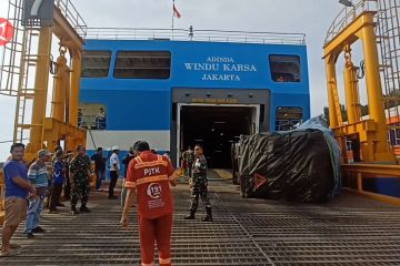 Truk terguling saat akan masuk kapal di Pelabuhan Merak