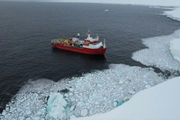 Kapal pemecah es Italia buat rekor perjalanan ke Antartika