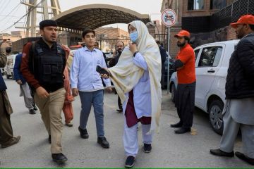 Warga Pakistan cari kerabat di RS usai ledakan bom di masjid Peshawar