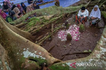 Begini suasana tradisi Nyadran di Pemakaman Umum Sentono Ngijo