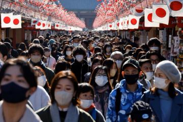 Warga Jepang tetap pakai masker di tengah pelonggaran aturan