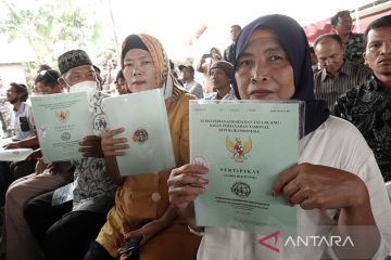 Menteri ATR/BPN serahkan 288 sertifikat redistribusi tanah di Cilacap