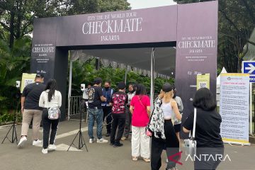 Penggemar ITZY sudah hadir di Tennis Indoor Senayan sejak siang